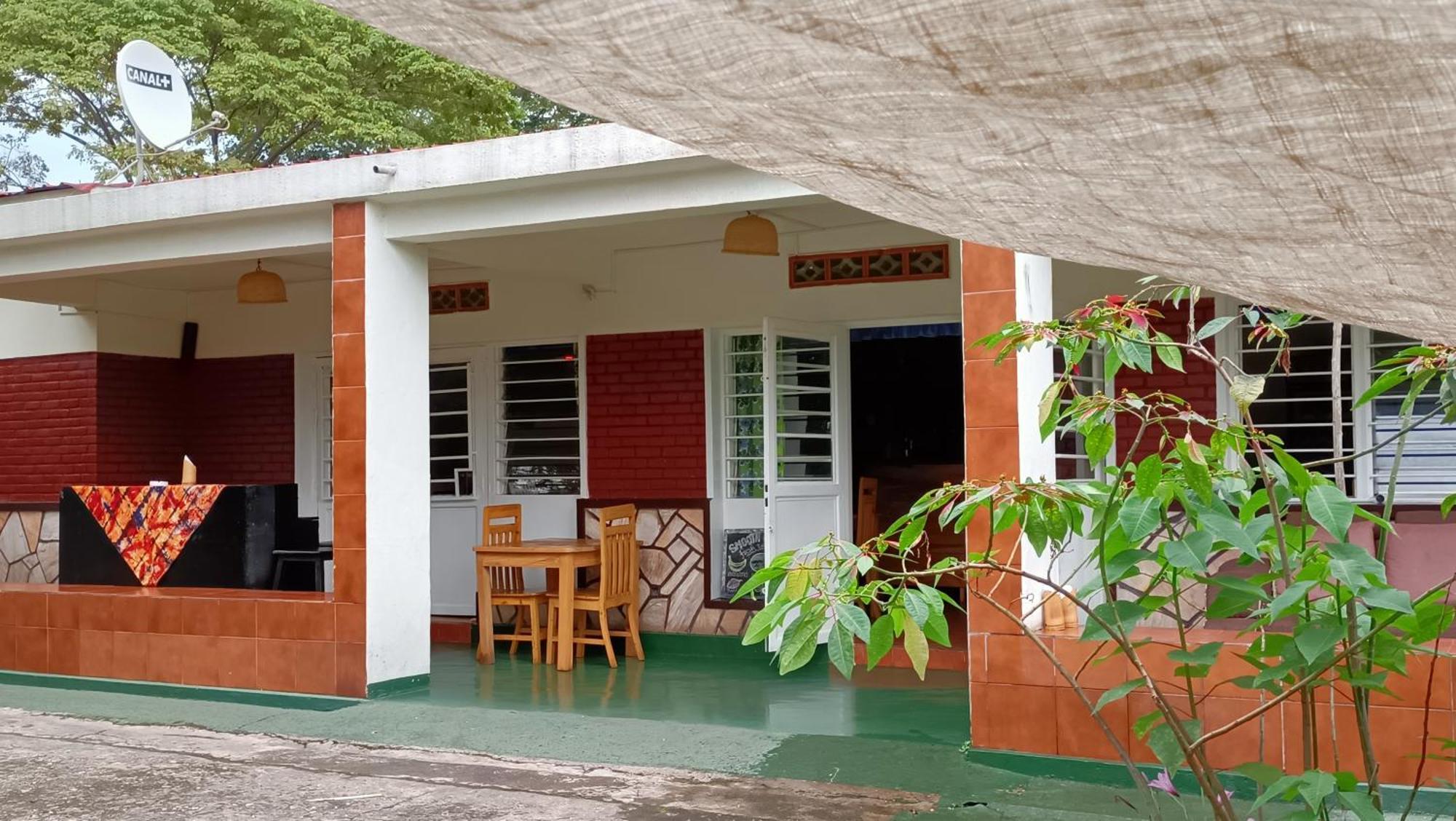 Colibri Taverne & Guest House Гисеньи Экстерьер фото