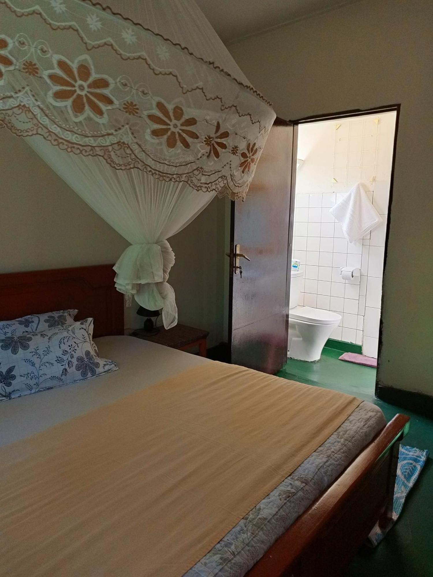 Colibri Taverne & Guest House Гисеньи Экстерьер фото