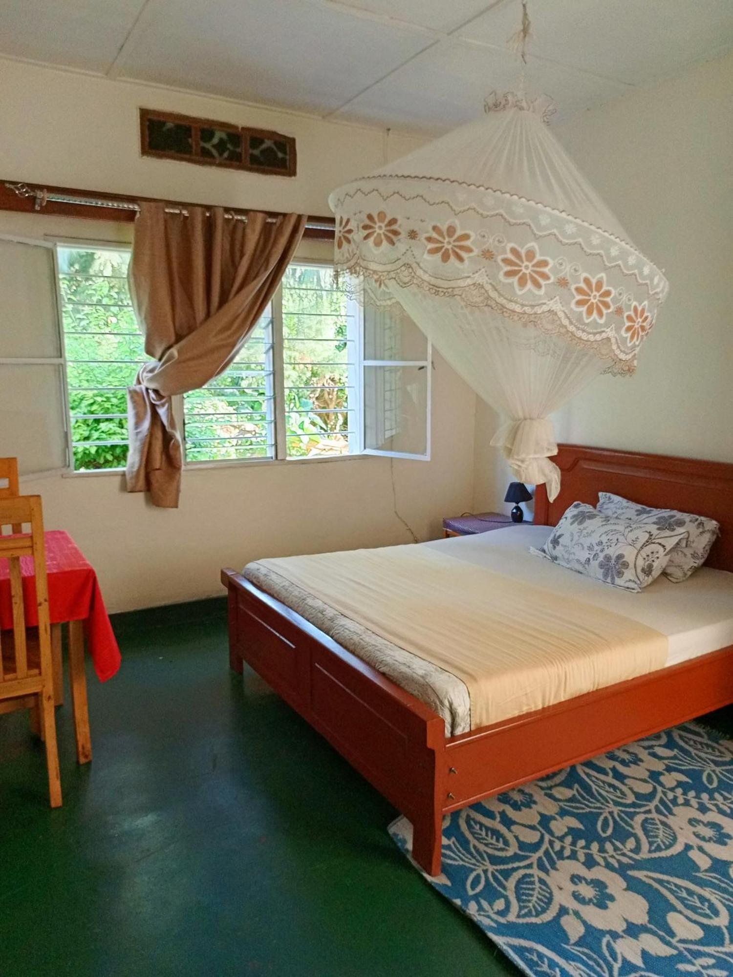 Colibri Taverne & Guest House Гисеньи Экстерьер фото